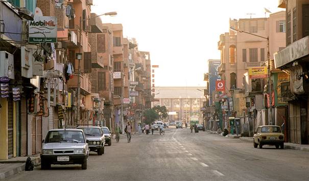 Grafika:Luxor, Sharia Mahattat, Egypt, Oct 2004.jpg